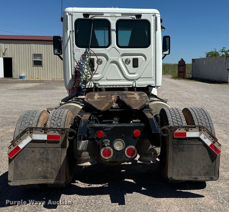 image for item EJ0614 2014 Freightliner  Cascadia 113 semi truck