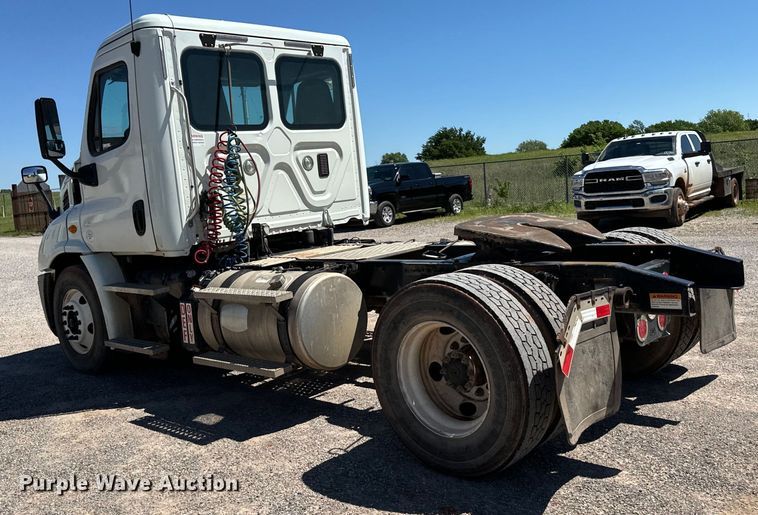 image for item EJ0614 2014 Freightliner  Cascadia 113 semi truck