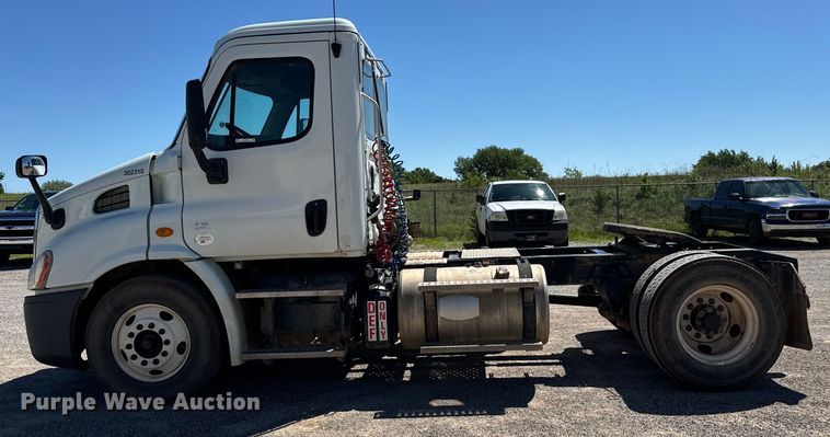 image for item EJ0614 2014 Freightliner  Cascadia 113 semi truck