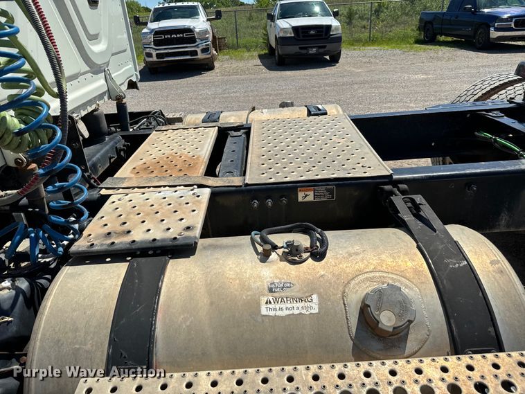 image for item EJ0614 2014 Freightliner  Cascadia 113 semi truck