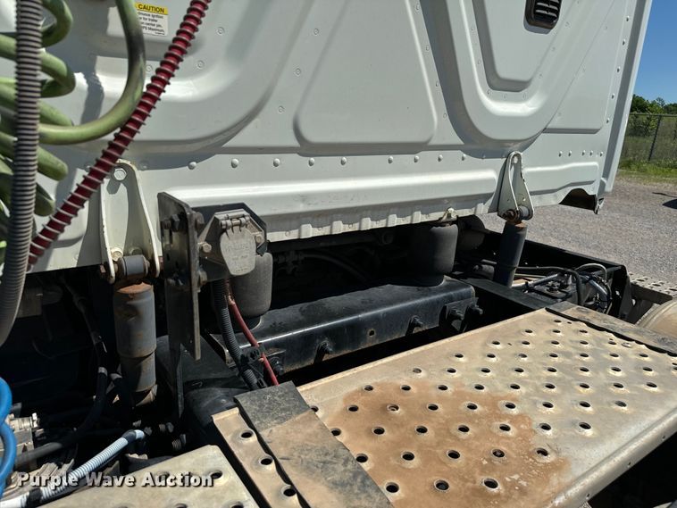 image for item EJ0614 2014 Freightliner  Cascadia 113 semi truck