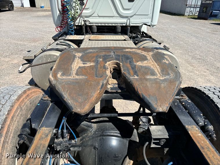 image for item EJ0614 2014 Freightliner  Cascadia 113 semi truck