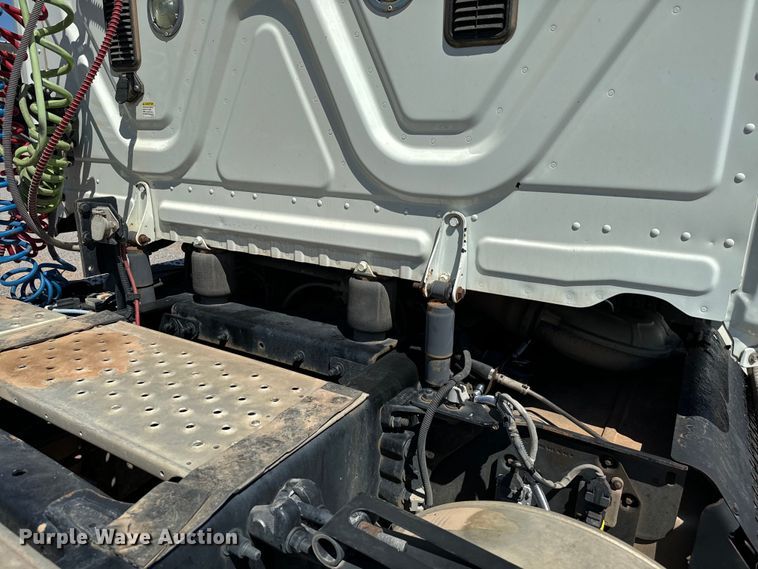 image for item EJ0614 2014 Freightliner  Cascadia 113 semi truck