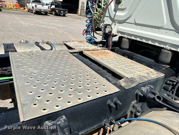 image for item EJ0614 2014 Freightliner  Cascadia 113 semi truck