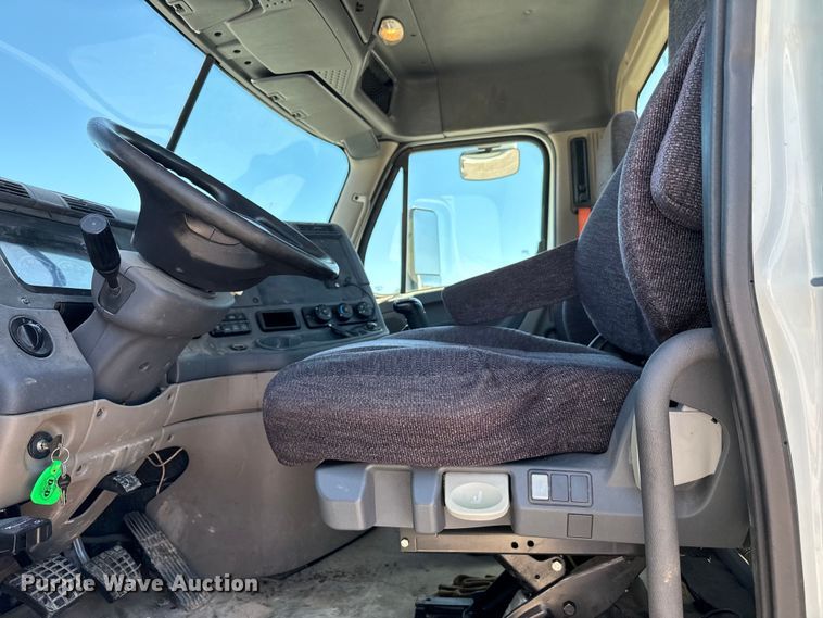 image for item EJ0614 2014 Freightliner  Cascadia 113 semi truck