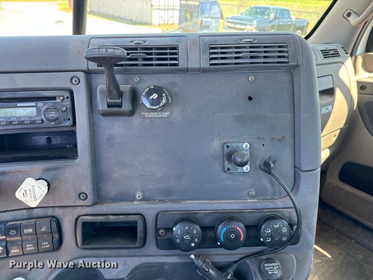 image for item EJ0614 2014 Freightliner  Cascadia 113 semi truck