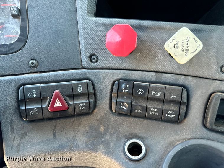 image for item EJ0614 2014 Freightliner  Cascadia 113 semi truck