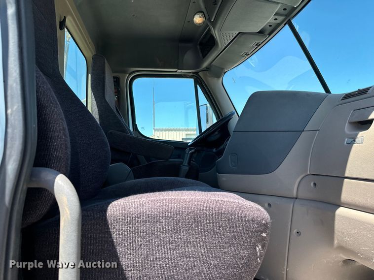 image for item EJ0614 2014 Freightliner  Cascadia 113 semi truck