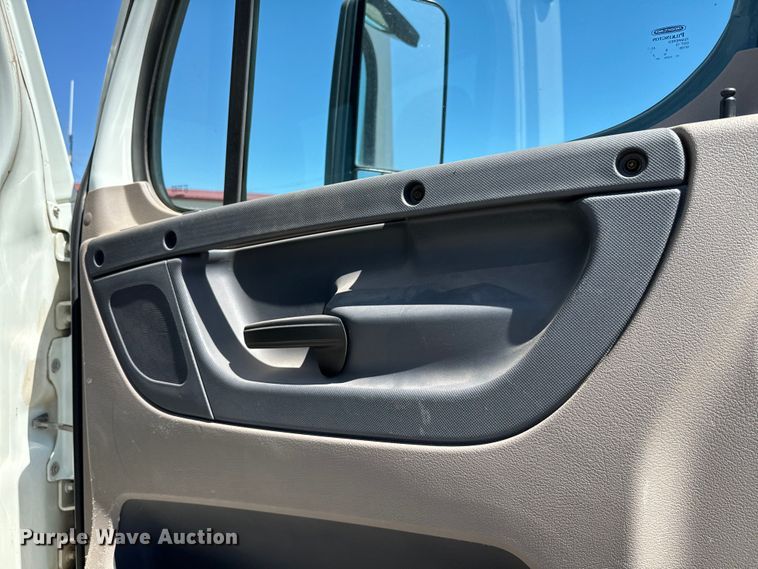 image for item EJ0614 2014 Freightliner  Cascadia 113 semi truck