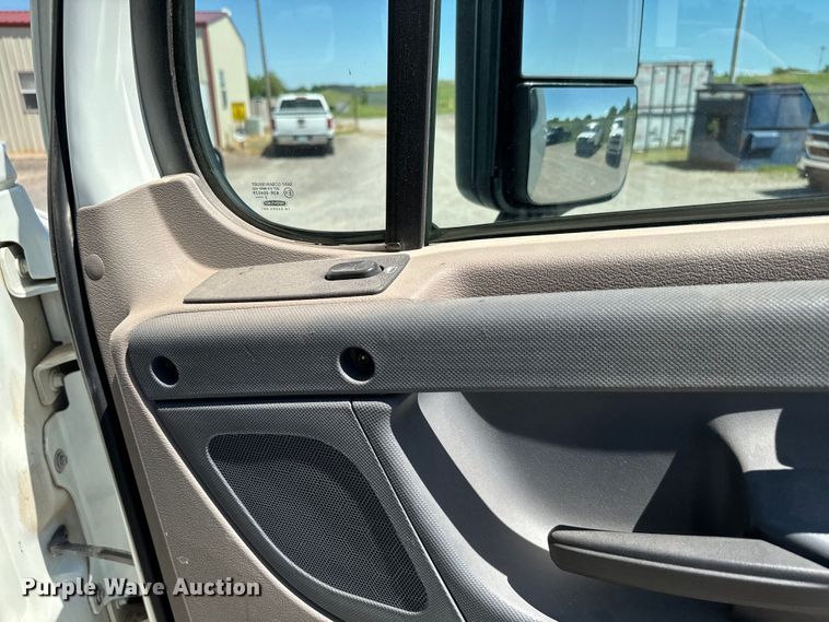 image for item EJ0614 2014 Freightliner  Cascadia 113 semi truck