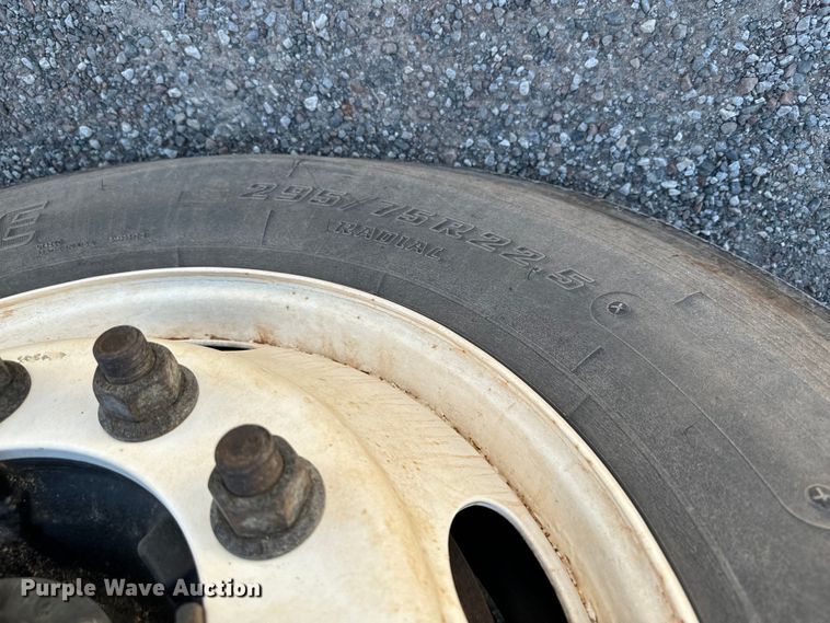 image for item EJ0614 2014 Freightliner  Cascadia 113 semi truck