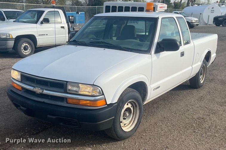 image for item EJ2678 2001 Chevrolet S10 Ext. Cab pickup truck