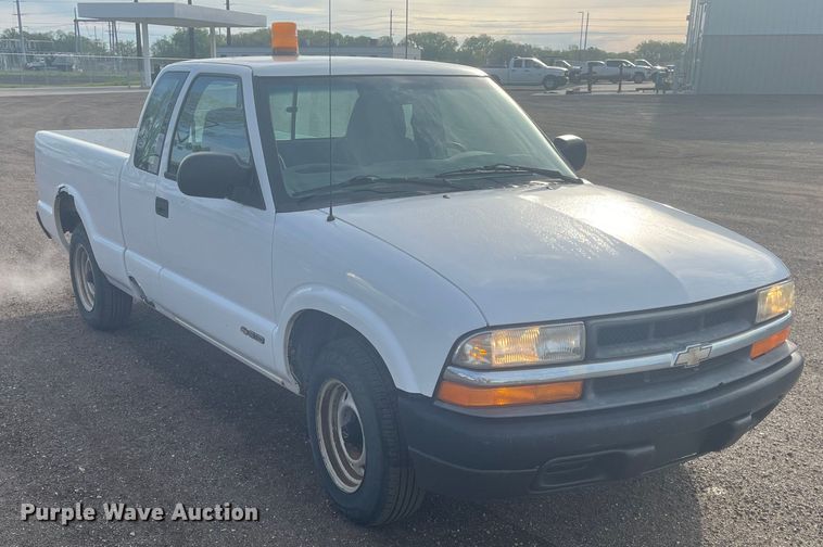 image for item EJ2678 2001 Chevrolet S10 Ext. Cab pickup truck