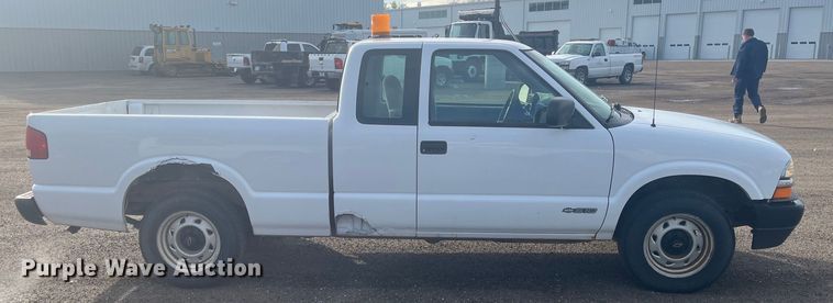 image for item EJ2678 2001 Chevrolet S10 Ext. Cab pickup truck