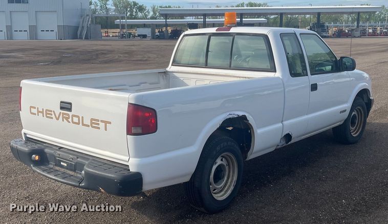 image for item EJ2678 2001 Chevrolet S10 Ext. Cab pickup truck