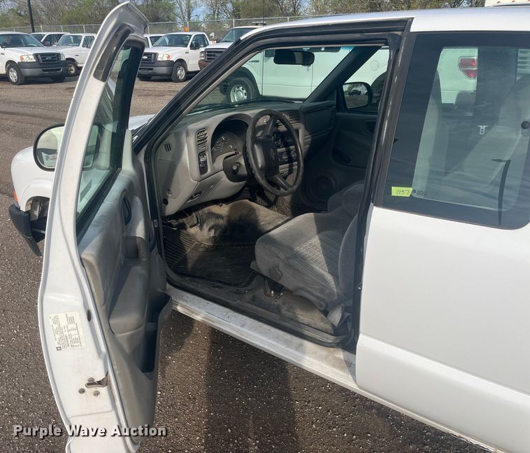 image for item EJ2678 2001 Chevrolet S10 Ext. Cab pickup truck