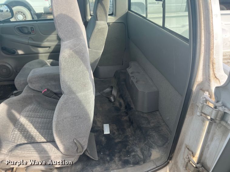 image for item EJ2678 2001 Chevrolet S10 Ext. Cab pickup truck