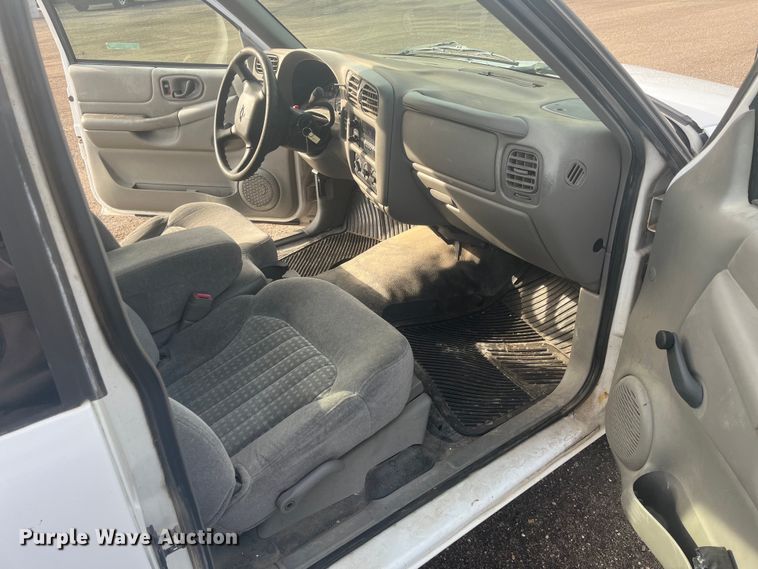 image for item EJ2678 2001 Chevrolet S10 Ext. Cab pickup truck