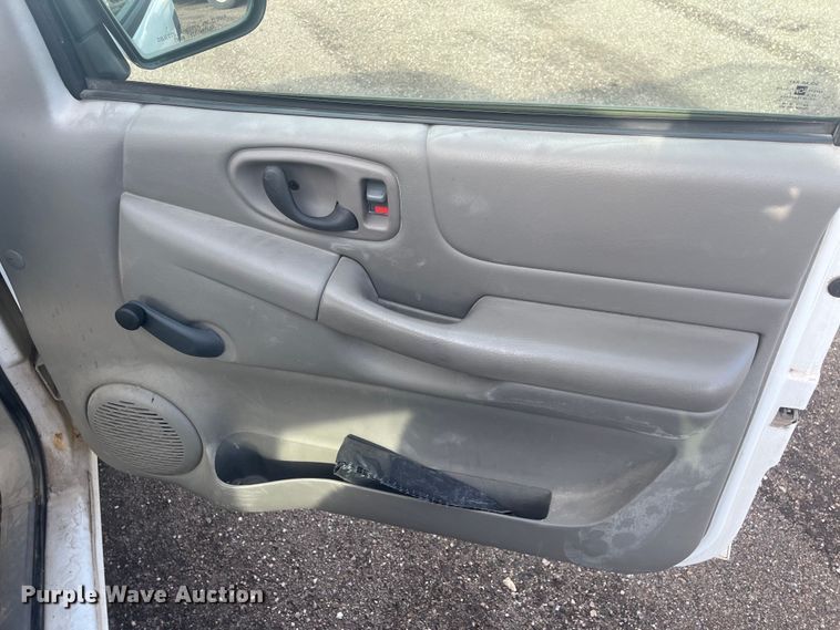 image for item EJ2678 2001 Chevrolet S10 Ext. Cab pickup truck