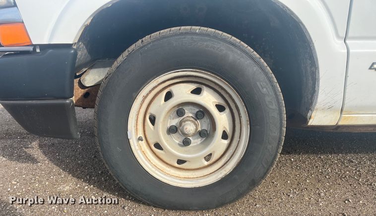 image for item EJ2678 2001 Chevrolet S10 Ext. Cab pickup truck