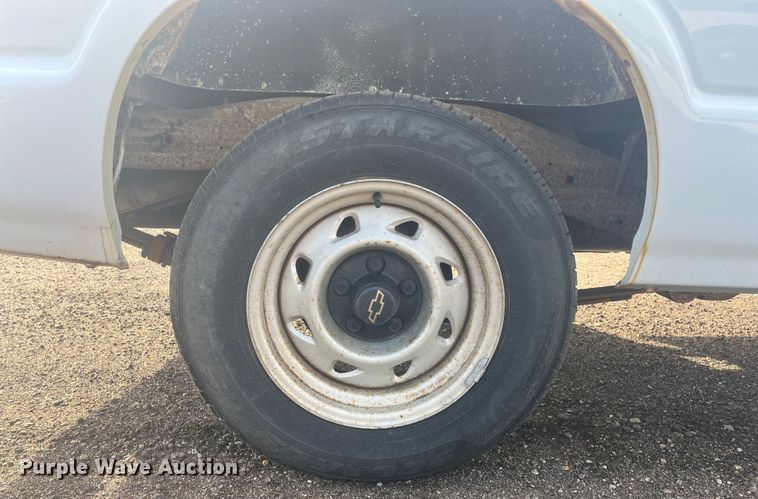 image for item EJ2678 2001 Chevrolet S10 Ext. Cab pickup truck