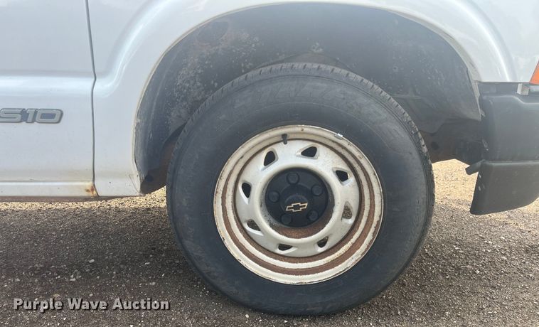 image for item EJ2678 2001 Chevrolet S10 Ext. Cab pickup truck