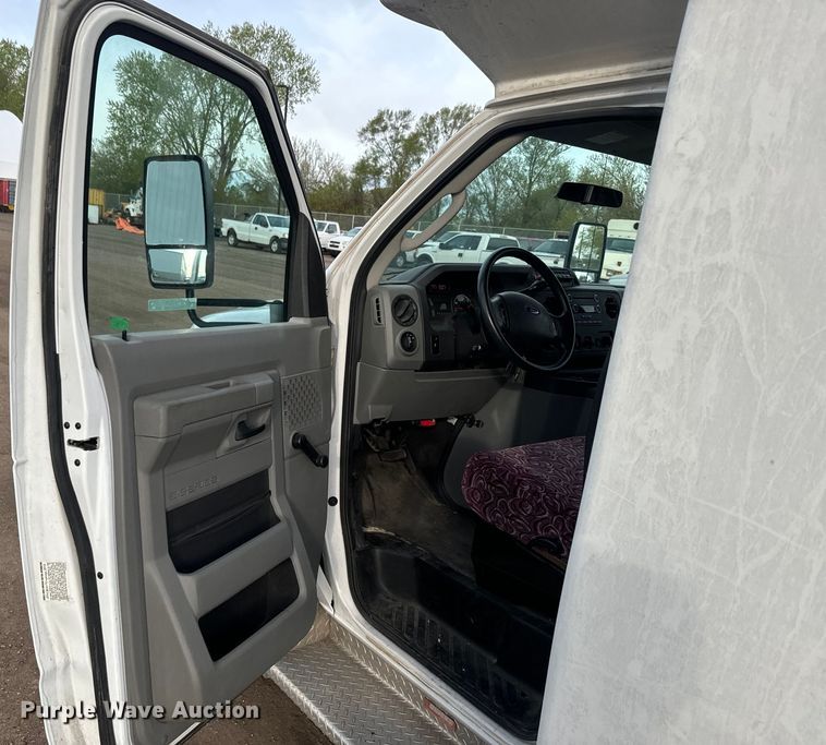 image for item EJ2679 2010 Ford E450 shuttle bus