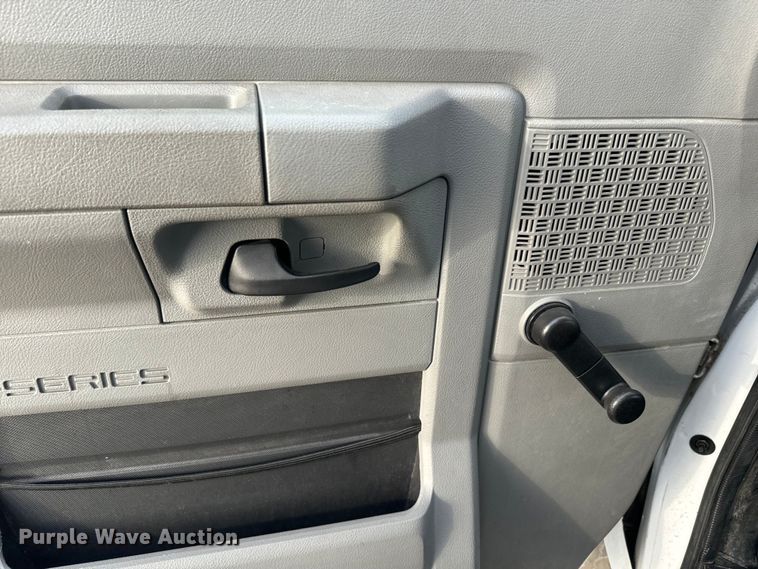 image for item EJ2679 2010 Ford E450 shuttle bus