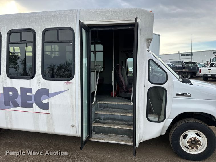 image for item EJ2679 2010 Ford E450 shuttle bus