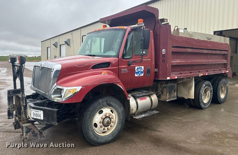 image for item EJ2692 2005 International 7400 dump truck