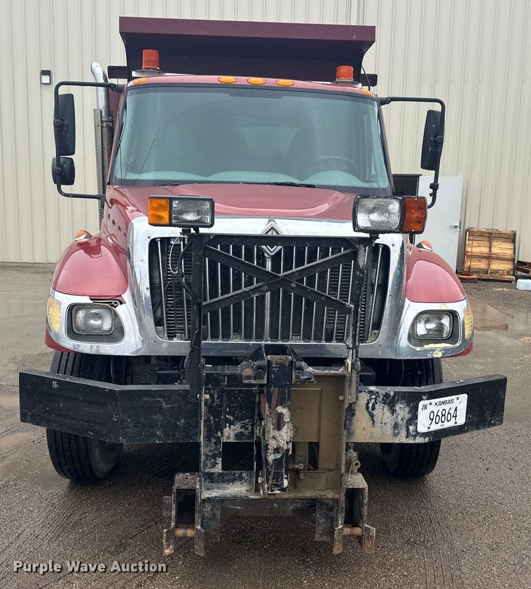 image for item EJ2692 2005 International 7400 dump truck