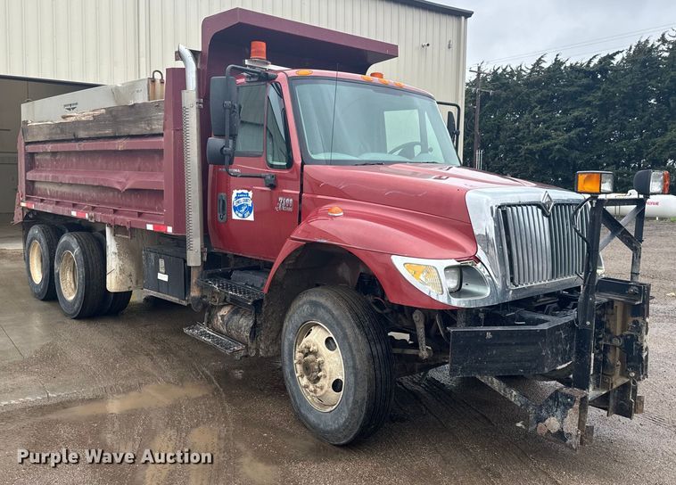 image for item EJ2692 2005 International 7400 dump truck