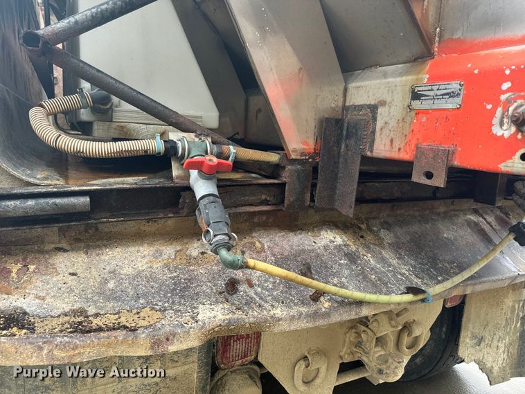 image for item EJ2692 2005 International 7400 dump truck