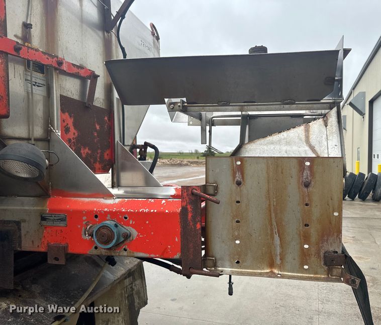 image for item EJ2692 2005 International 7400 dump truck