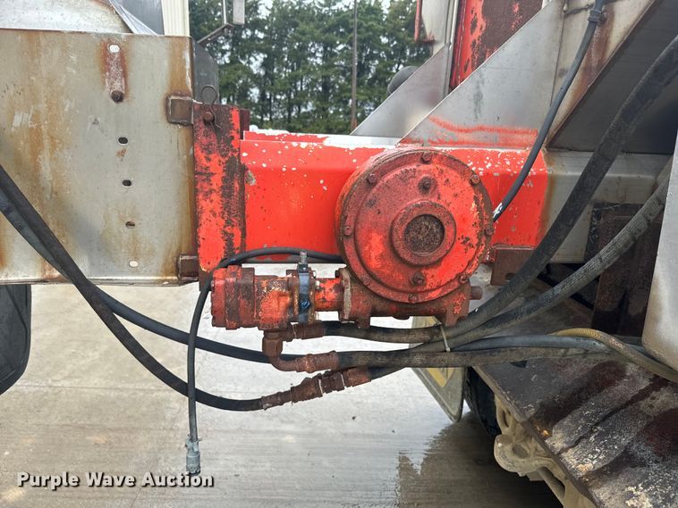 image for item EJ2692 2005 International 7400 dump truck