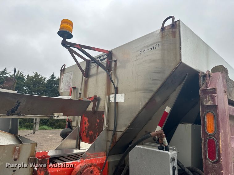 image for item EJ2692 2005 International 7400 dump truck