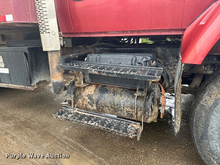 image for item EJ2692 2005 International 7400 dump truck