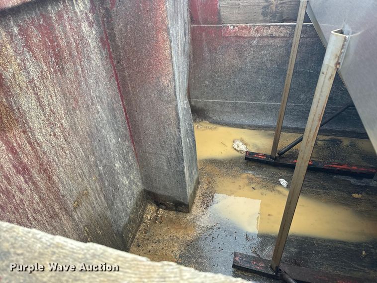 image for item EJ2692 2005 International 7400 dump truck