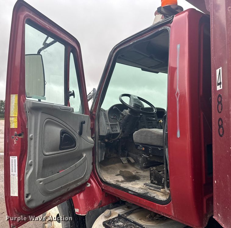 image for item EJ2692 2005 International 7400 dump truck