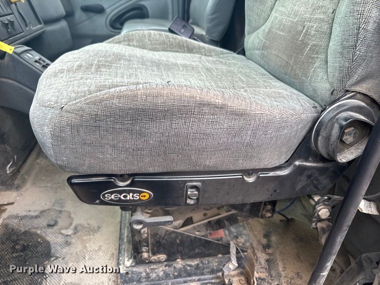 image for item EJ2692 2005 International 7400 dump truck