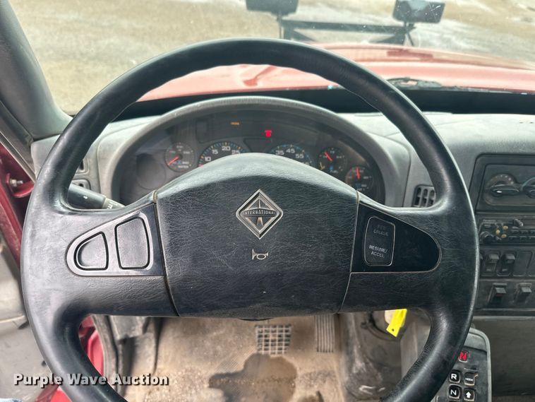 image for item EJ2692 2005 International 7400 dump truck