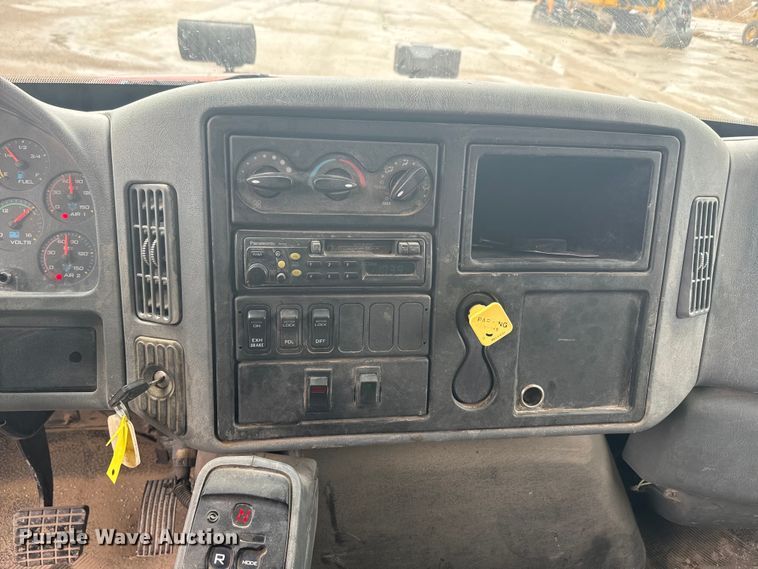 image for item EJ2692 2005 International 7400 dump truck