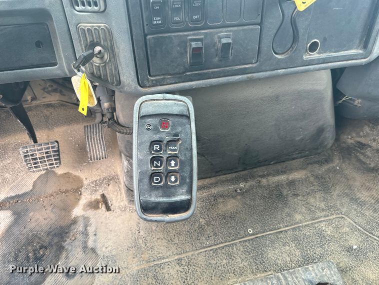 image for item EJ2692 2005 International 7400 dump truck