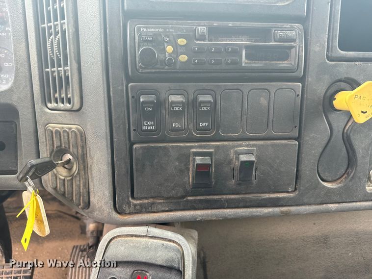 image for item EJ2692 2005 International 7400 dump truck