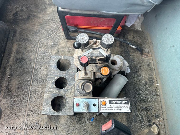 image for item EJ2692 2005 International 7400 dump truck