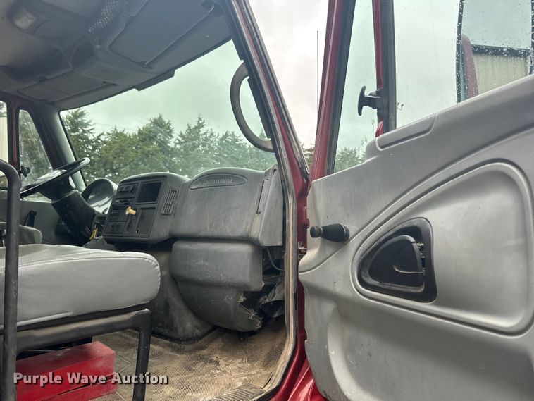 image for item EJ2692 2005 International 7400 dump truck