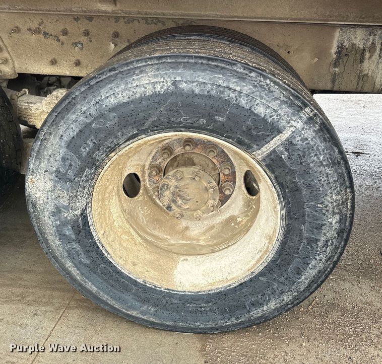 image for item EJ2692 2005 International 7400 dump truck