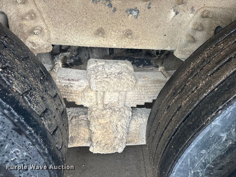 image for item EJ2692 2005 International 7400 dump truck