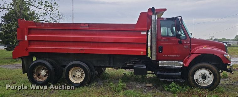 image for item EJ5340 2005 International 7400 dump truck