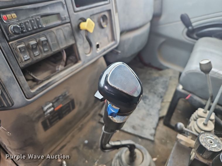 image for item EJ5340 2005 International 7400 dump truck